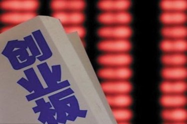 三大指数持续下行，创业板指一度跌至2592.42点，失守2600点关口