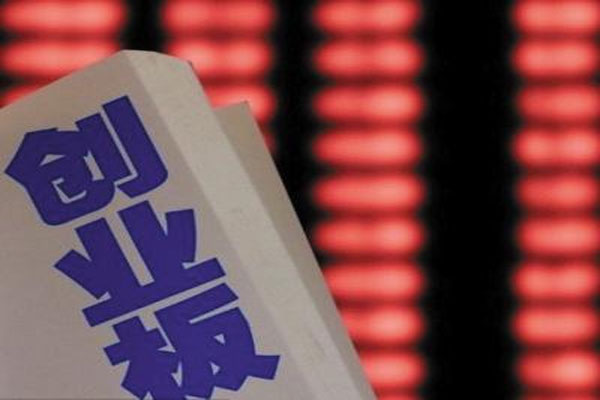 三大指数持续下行，创业板指一度跌至2592.42点，失守2600点关口
